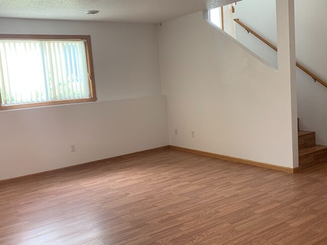 Building Photo - 3 Bedroom Twinhome