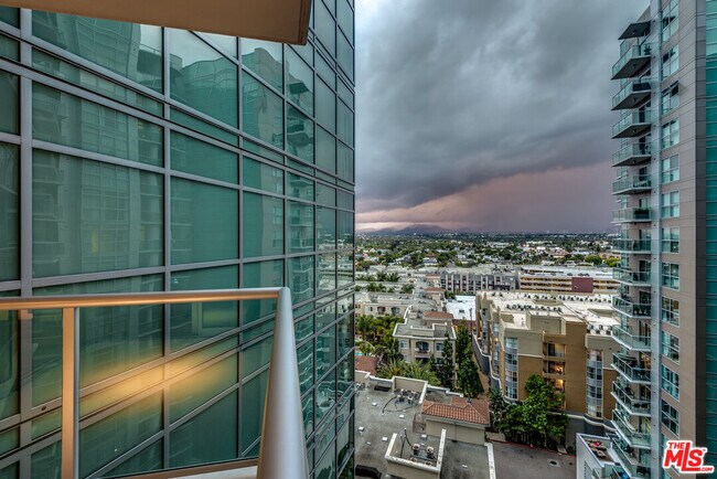 Building Photo - 13700 Marina Pointe Dr