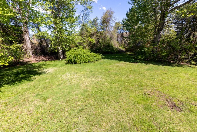 Building Photo - 10 Meadow Ln