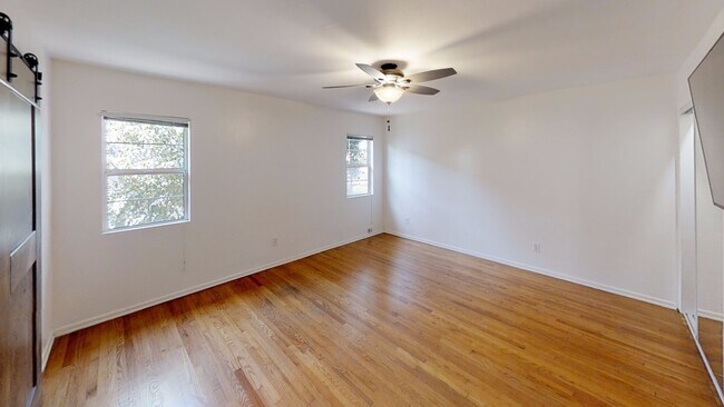 Building Photo - 5321 E Falls View Dr
