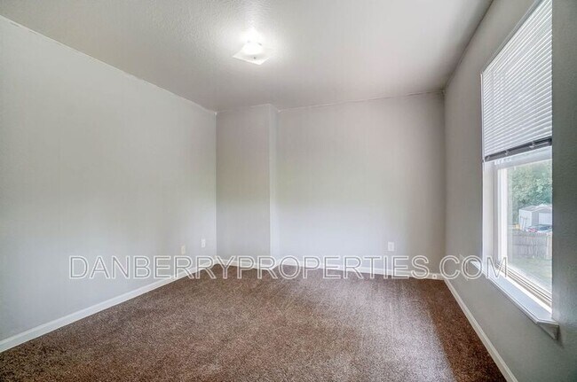 Building Photo - 3739 Willow Run Dr