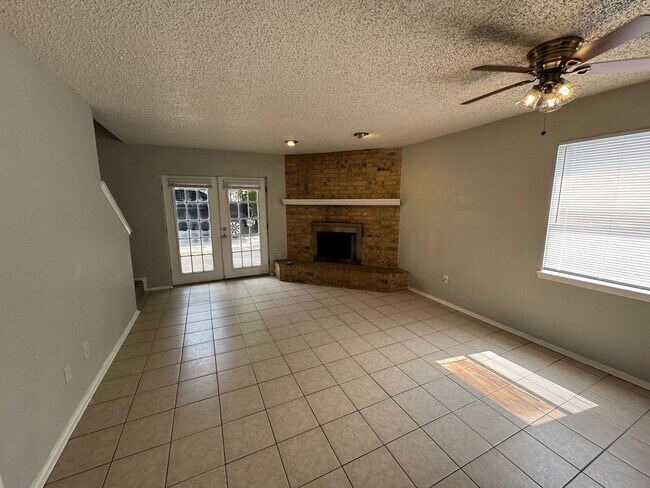 Building Photo - Spacious Townhome