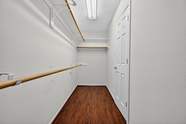 Building Photo - 6927 Great Oaks Shadow Dr