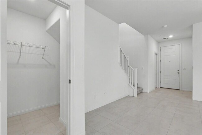 Building Photo - 72 Hornbeck Ln