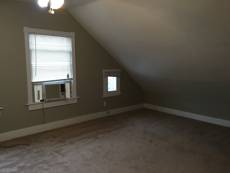 Building Photo - 920 W 3rd St