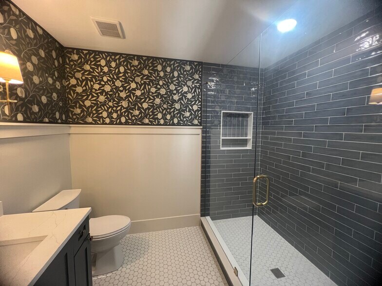 Shared bathroom for upstairs bedrooms - 1250 S Madison Ave
