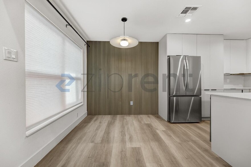 Building Photo - Unit B