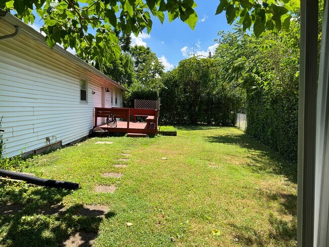 Building Photo - Knoxville 37921 - 3 bedroom 1.5 bath home - call Adam Sharp 865-254-0980