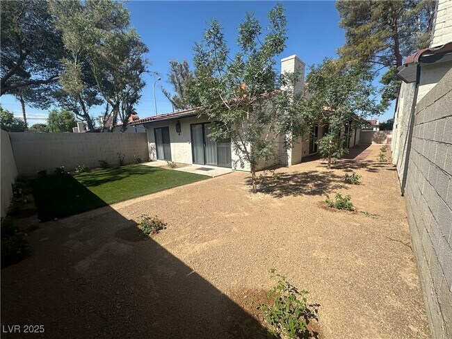 Building Photo - 4180 Blue Heron Ct