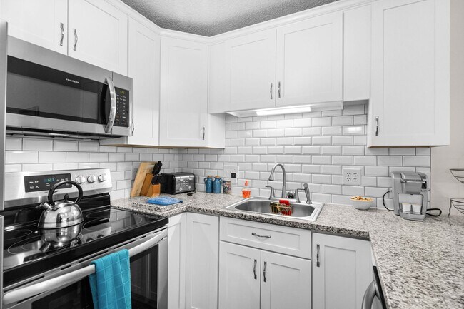 Building Photo - Long Term Furnished Top Floor Condo - 2 bed/2bath with Community Pool