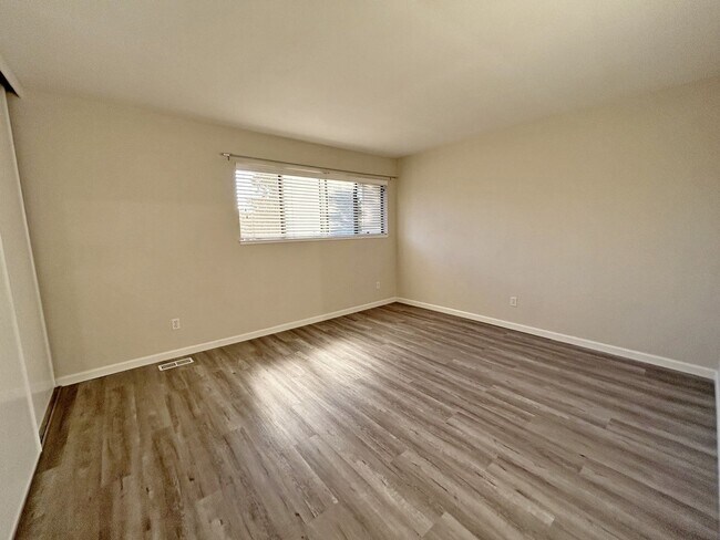 Building Photo - Bright and quiet two-story townhouse situated in the friendly Sunset Oaks community with an award...