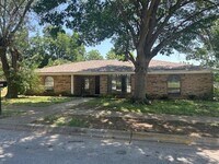 Building Photo - 2106 Overbrook Dr