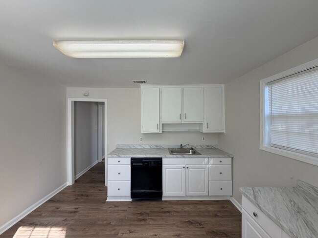 Building Photo - Charming home Close to VSU