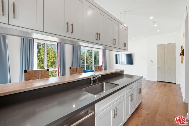 Building Photo - 1041 N Spaulding Ave