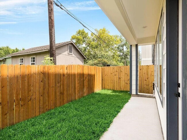 Building Photo - 6712 Parker Oaks Ln