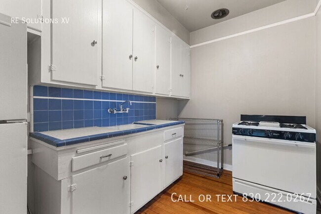 Building Photo - 336 E Lullwood Ave