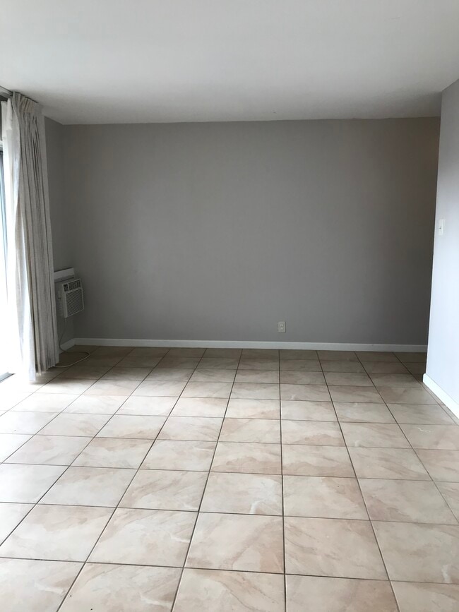 Building Photo - 2873 S King St