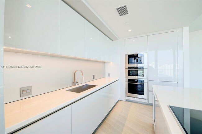 Building Photo - 18975 Collins Ave