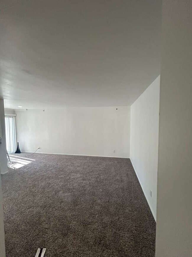 Building Photo - Renovated and Spacious, 1 bed 1 bath condo on 2nd floor! Move In Ready! First Month Free Rent!