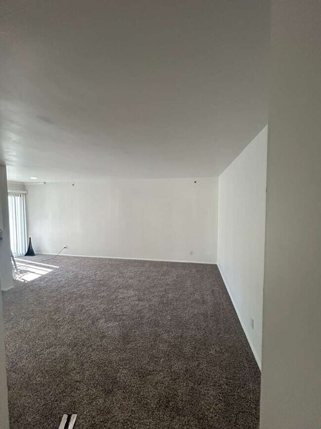 Building Photo - Renovated and Spacious, 1 bed 1 bath condo on 2nd floor! Move In Ready!