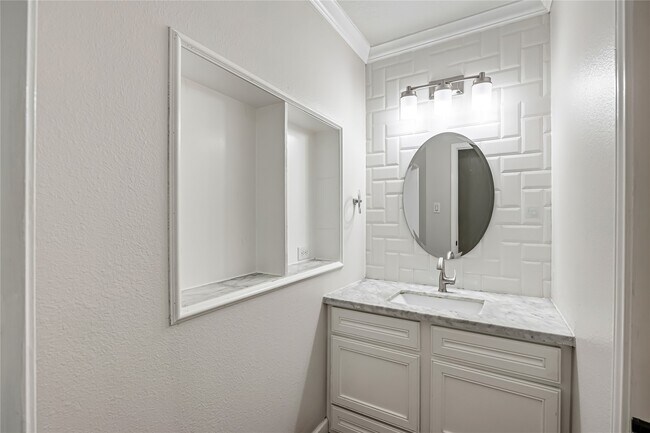 Building Photo - 5703 Basswood Dale Dr