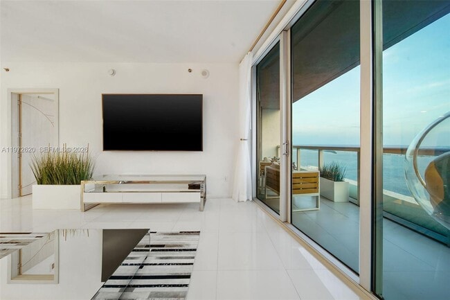 Building Photo - 495 Brickell Ave