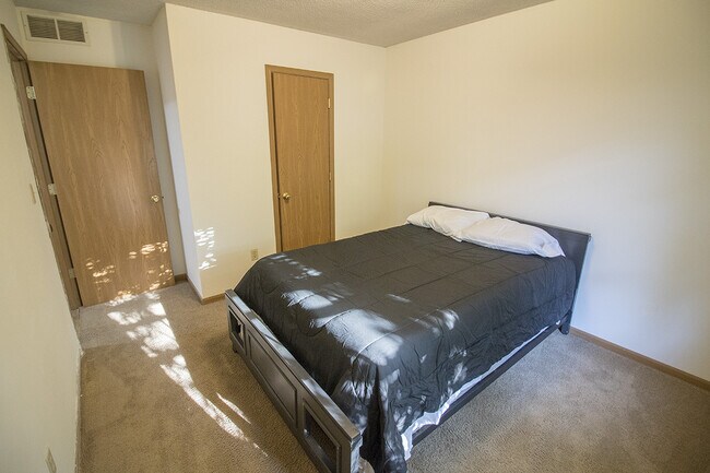 Building Photo - 3BR/2BA on EAST CAMPUS!