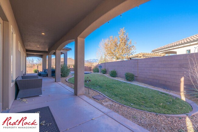 Building Photo - Stunning 2 Bedroom Fully Furnished Home. Community Pool & Mini Golf!