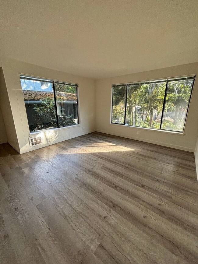 Building Photo - 3 BR / 1 BA in nicely updated duplex in No...