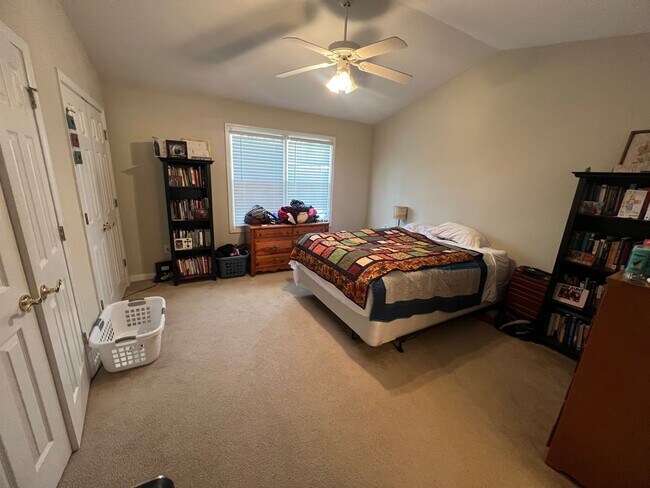 Building Photo - 2 Bed 2.5 Bath Condo