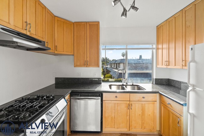 Building Photo - Renovated 2 Bedroom, 1 Bathroom Available ...