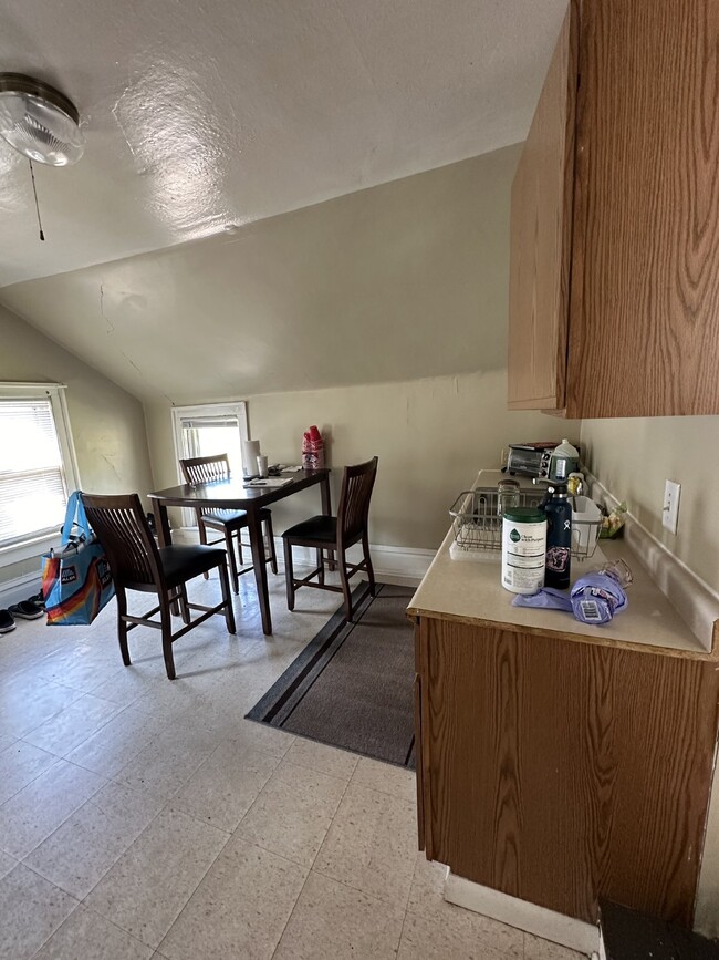 Building Photo - 2 bed 1 bath apartment available June 1st ...