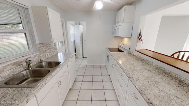 Building Photo - 449 N Waterway Dr