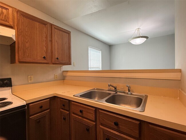 Building Photo - 304 Dell Ct