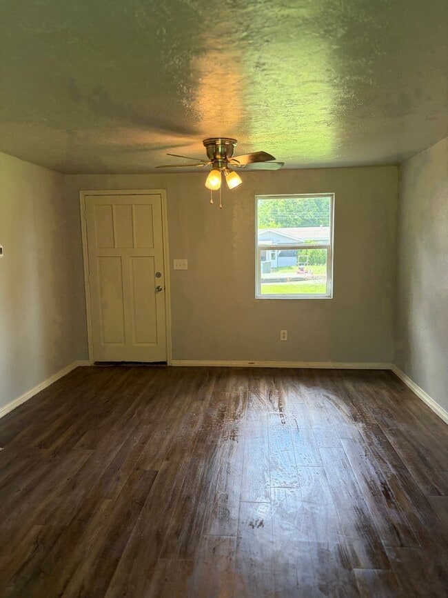 Building Photo - Nice size 2 bedroom for rent
