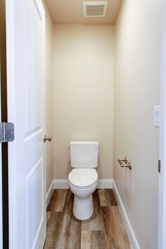 Building Photo - Like new 3 bedroom, 2.5 bathroom townhome in Cedar City!