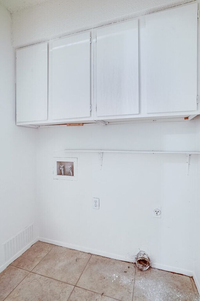 Building Photo - 907 Fieldwood Dr