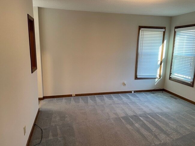 Building Photo - 3 Bedroom / 2 Bath Ranch