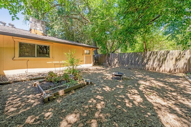 Building Photo - 4830 Suncrest Way