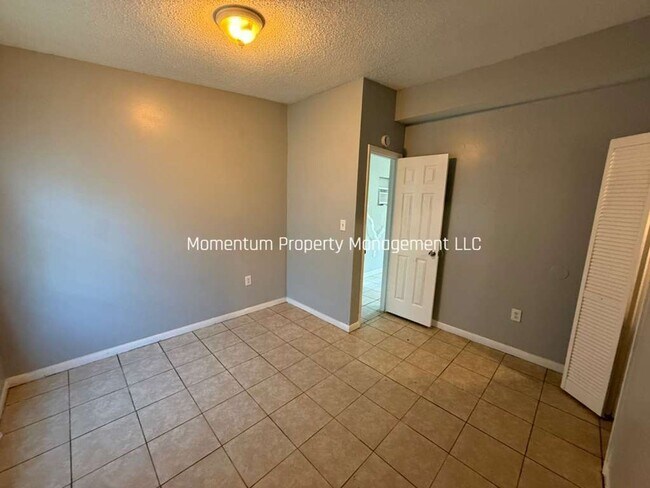 Building Photo - REMODELED 1/1 IN TAMPA! AVAILABLE FOR IMMEDIATE MOVE IN!!