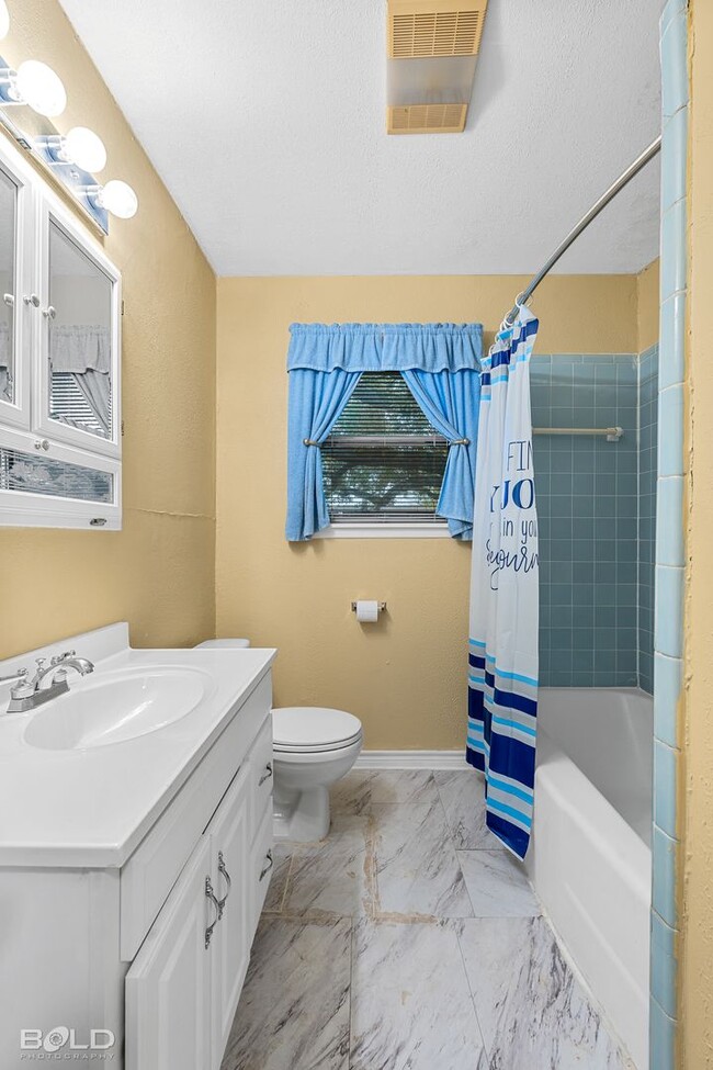 Building Photo - Check Out this 3 bed 2 bath!!