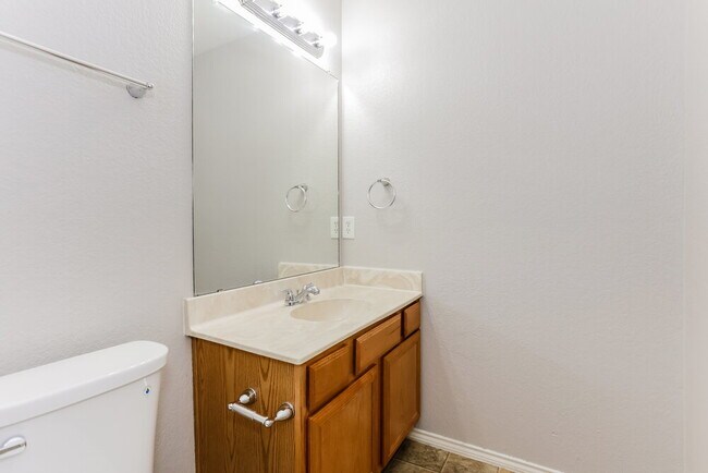 Building Photo - 526 Berryhill Dr