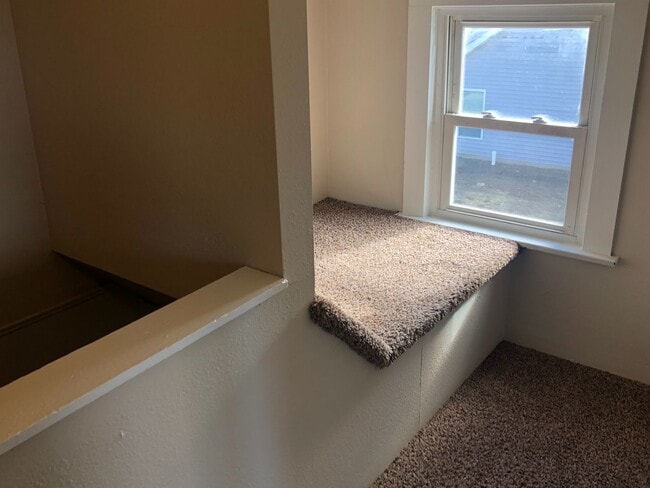 Building Photo - Fantastic 4 bedroom 2 full bath,