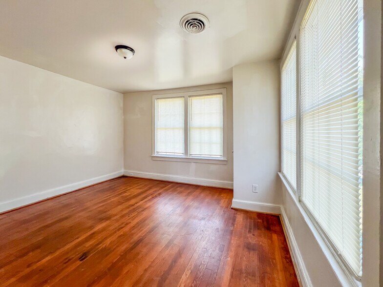 Building Photo - 302 Elm St