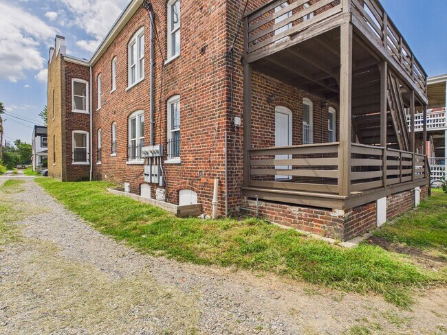 Building Photo - 204 Wellford St