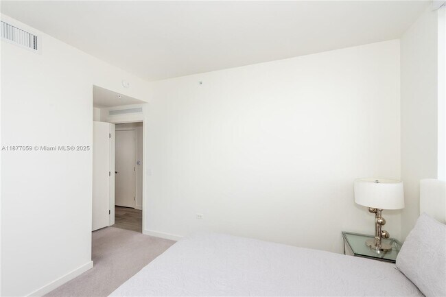 Building Photo - 999 SW 1st Ave