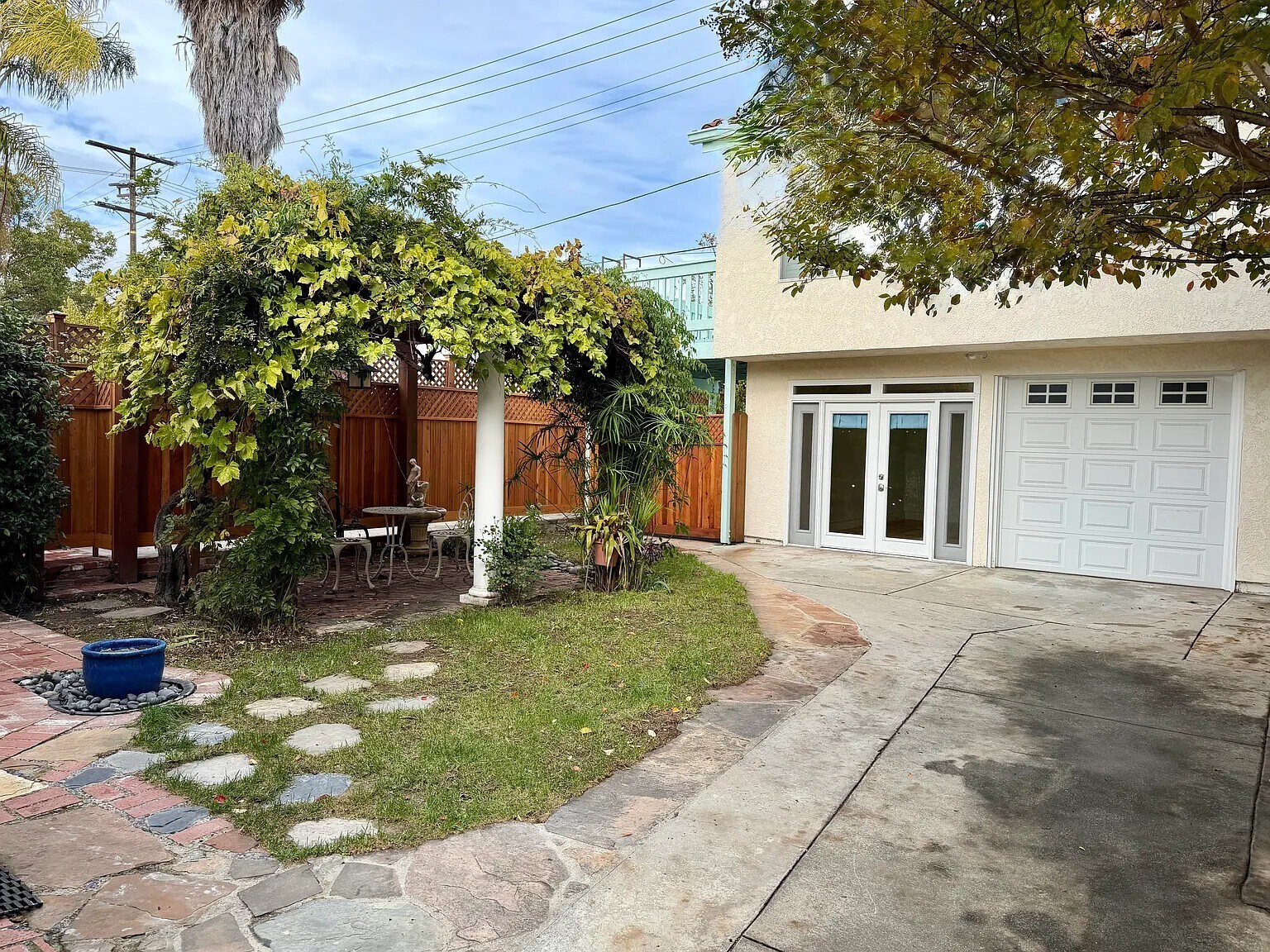 Building Photo - 2110 Overland Ave