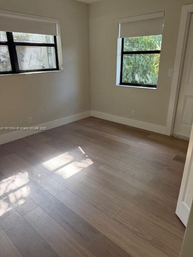 Building Photo - 640 SW 11th Ave