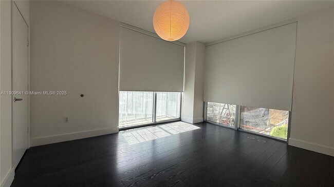 Building Photo - 1060 Brickell Ave