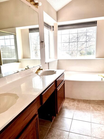 Building Photo - 2904 wren circle